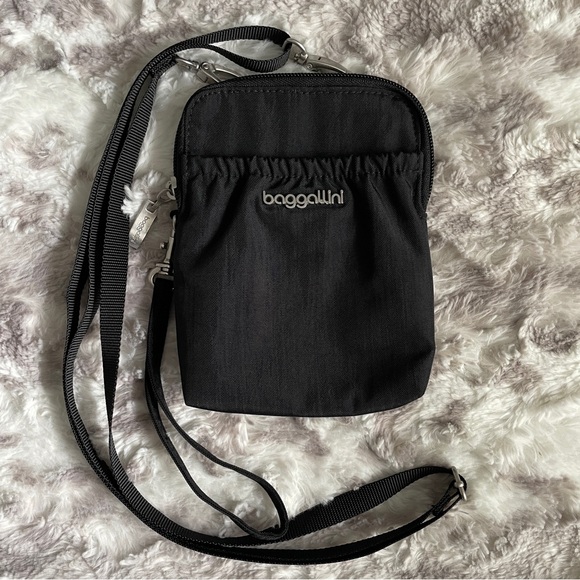 Baggallini Handbags - Baggallini RFID Bryant Pouch